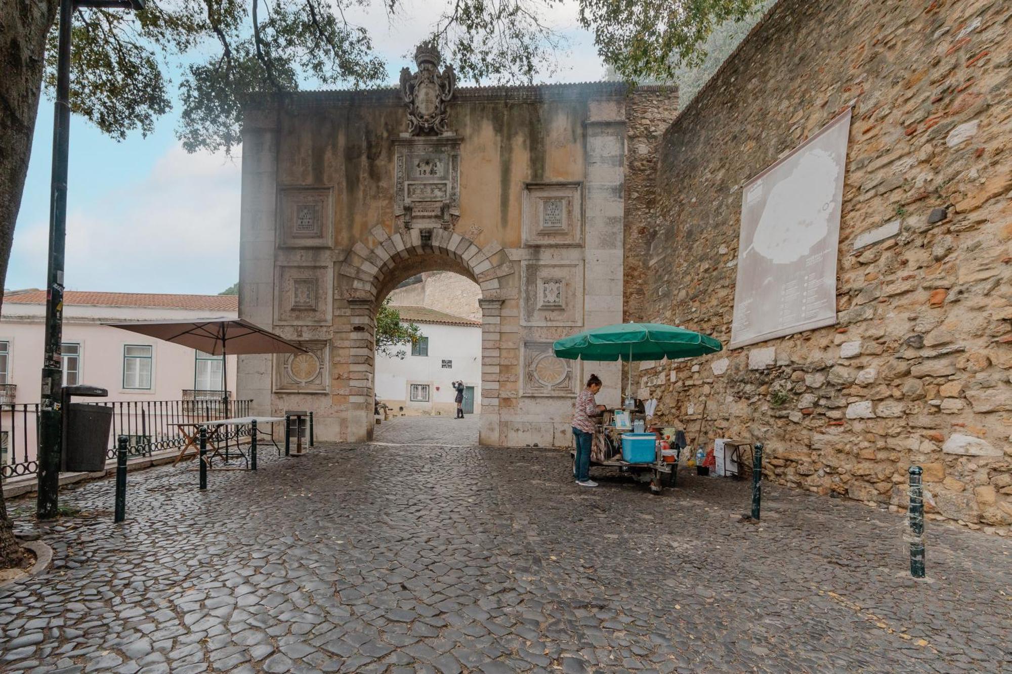Stylish Getaway In A Mezzanine Flat By The Castle Apartment Lisabona Exterior foto