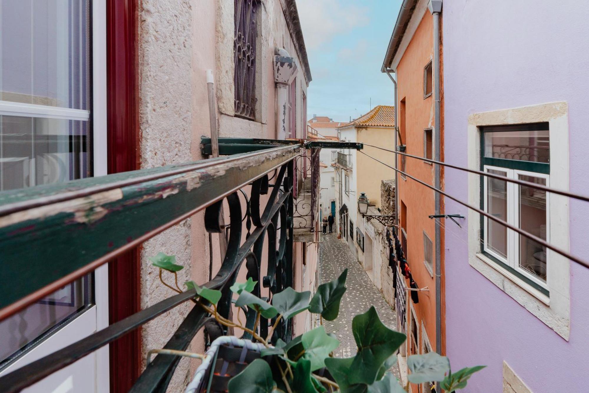 Stylish Getaway In A Mezzanine Flat By The Castle Apartment Lisabona Exterior foto